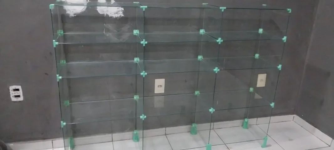 Balcão de vidro com 3 colunas muito bom