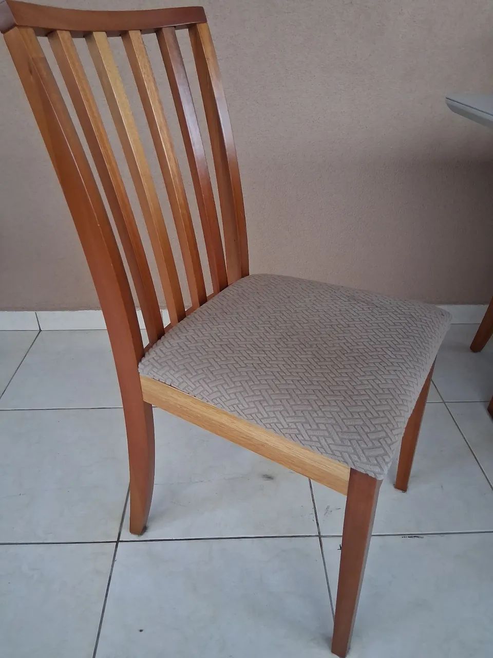Mesa 1,60 ×0,90 "com 6 cadeiras em madeira  - Foto 3