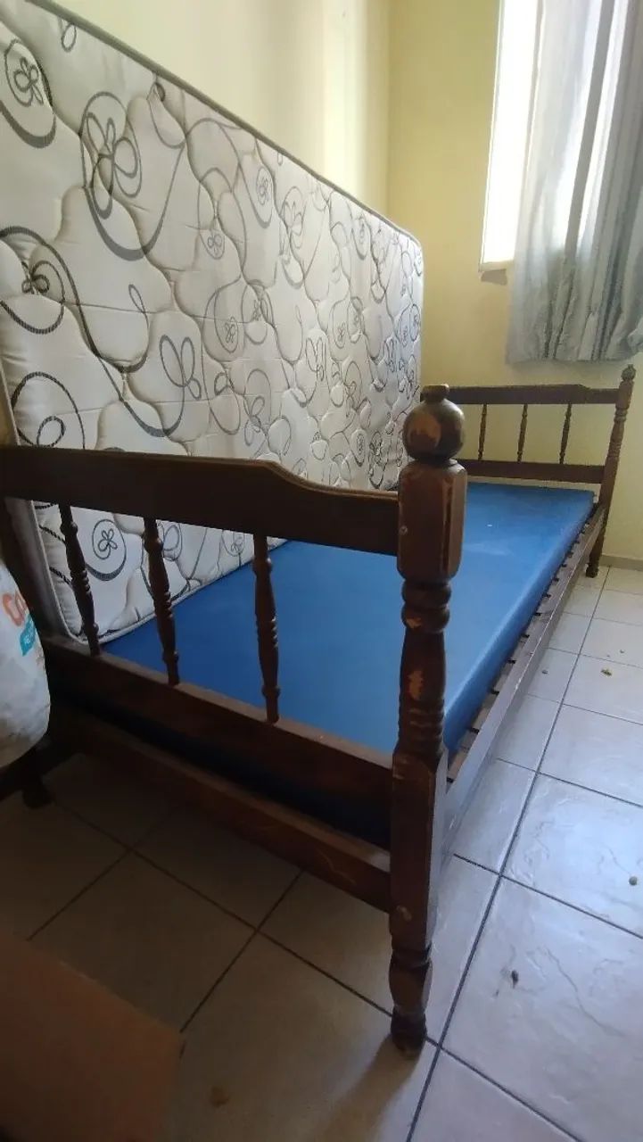 DOAÇÃO - Cama de solteiro + 3 colchões