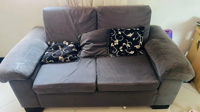 1 SOFÁ CINZA E 1 SOFÁ CAMA