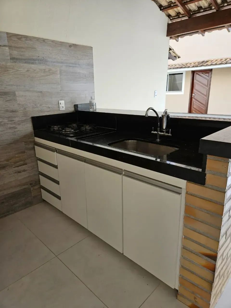 Casa em condomínio com 03 quartos  e piscina e churrasqueira