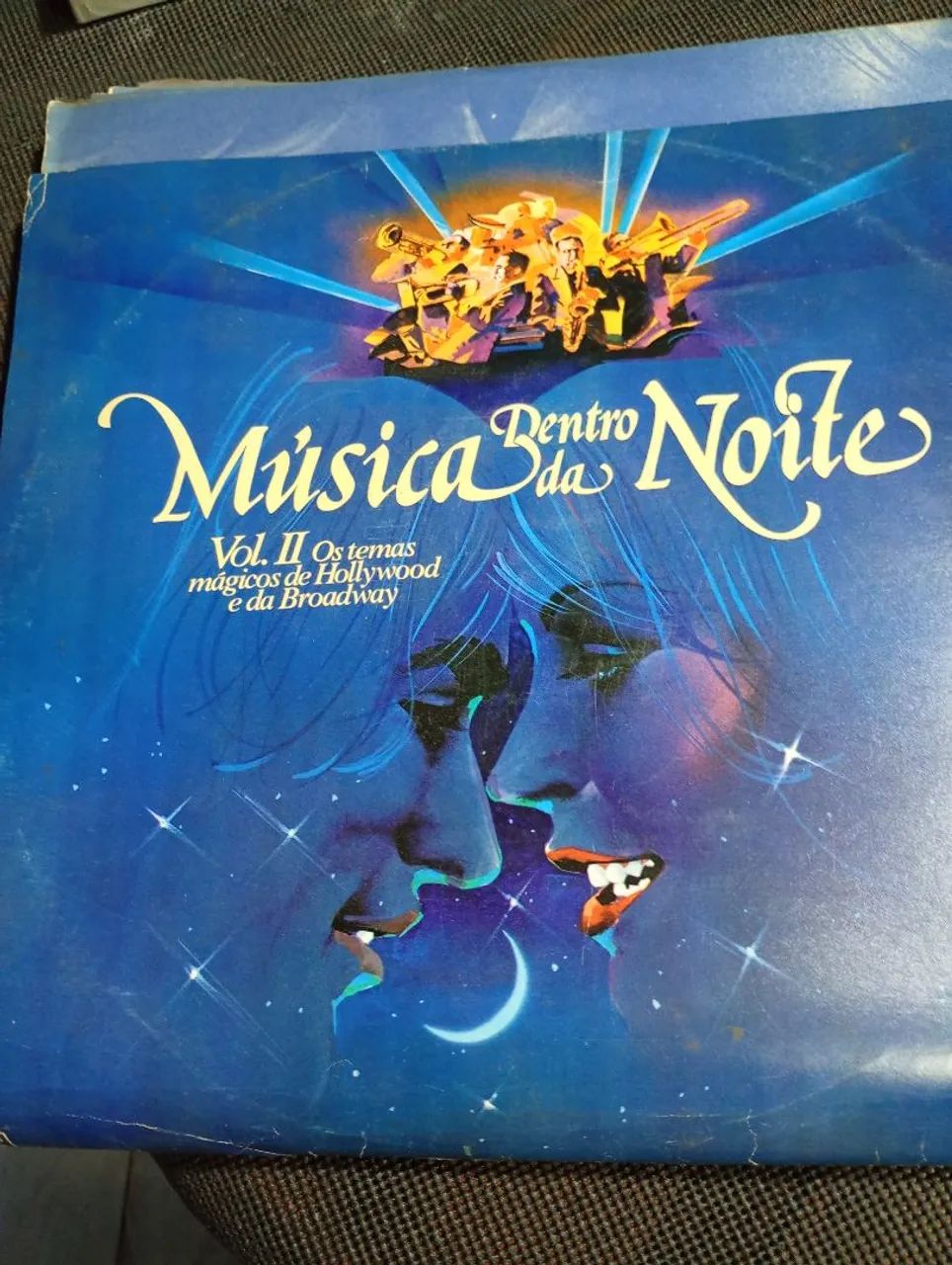 Disco de vinil antigo. Em perfeito estado.. Relíquia.