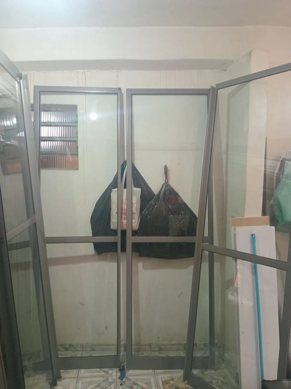 Porta de alumínio e Vidro de 8m  - Foto 4