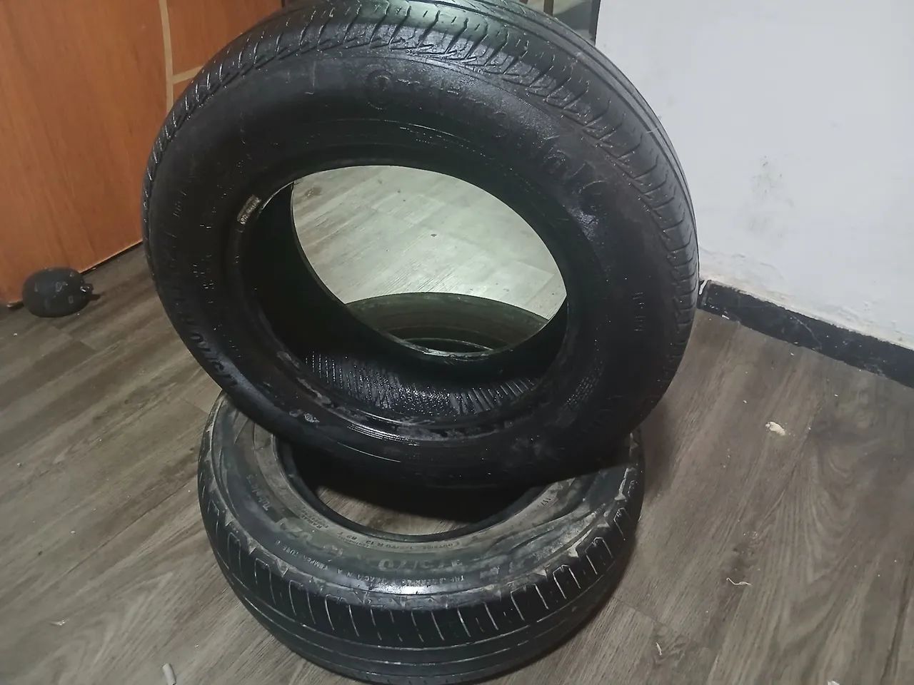 Vnd 2 ótimos Pneus CONTINENTAL 175.70- Aro 13- ainda dá pra rodar muito e fazer Estepes - Foto 2