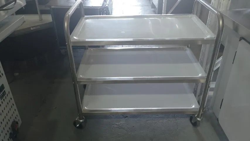 carrinho inox 3 planos medindo 85x45x90
