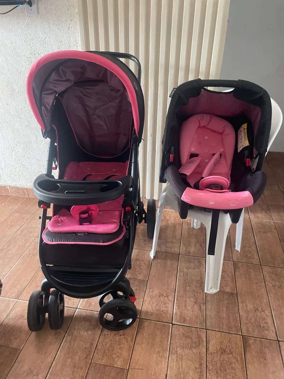 Carrinho de bebê com bebê conforto 