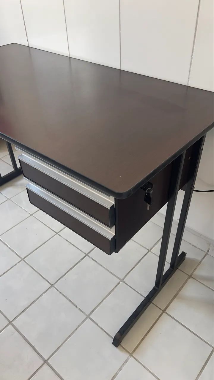 Escrivaninha com 2 gaveta