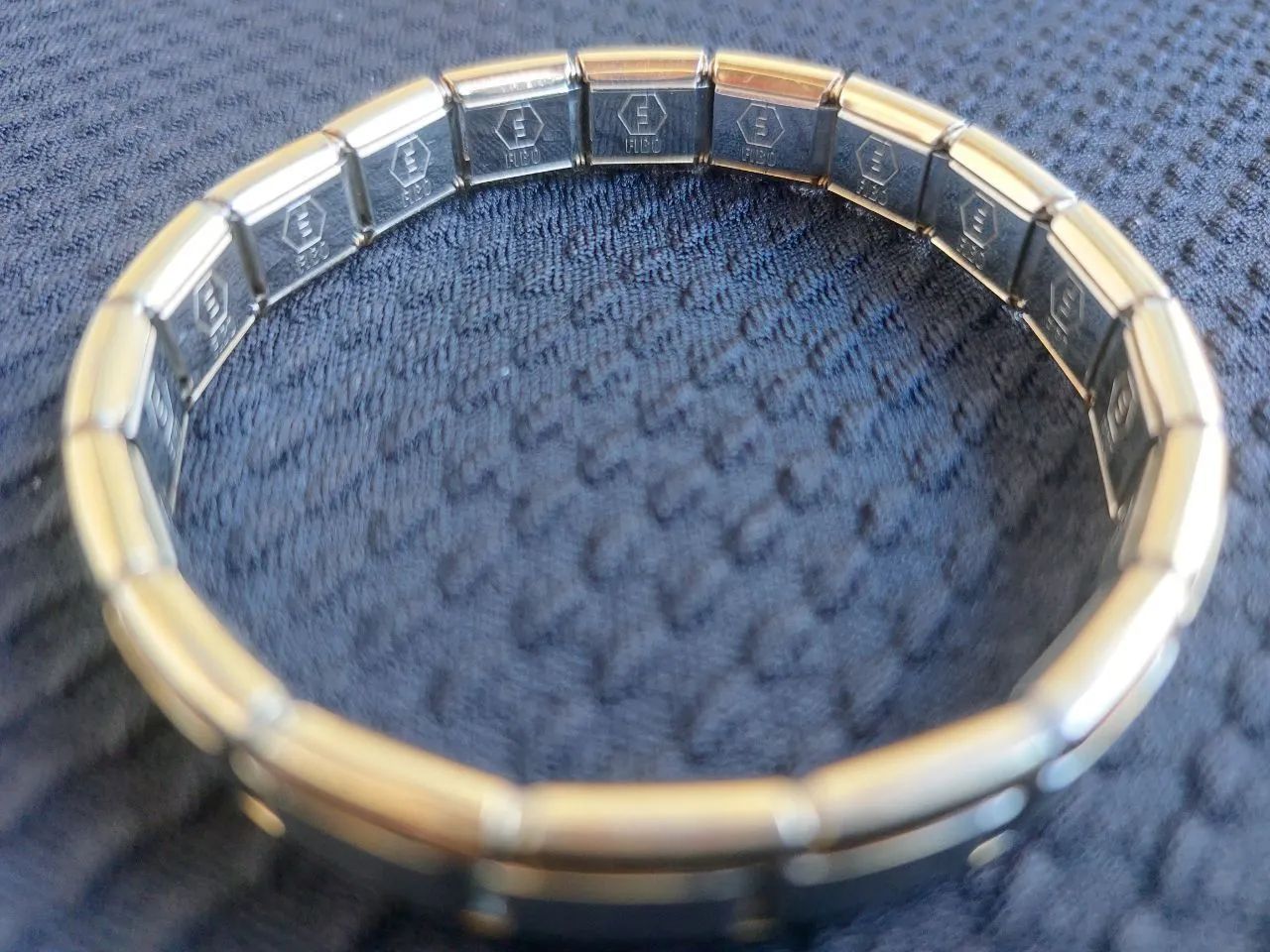 Pulseira magnética folheada a ouro  - Foto 3