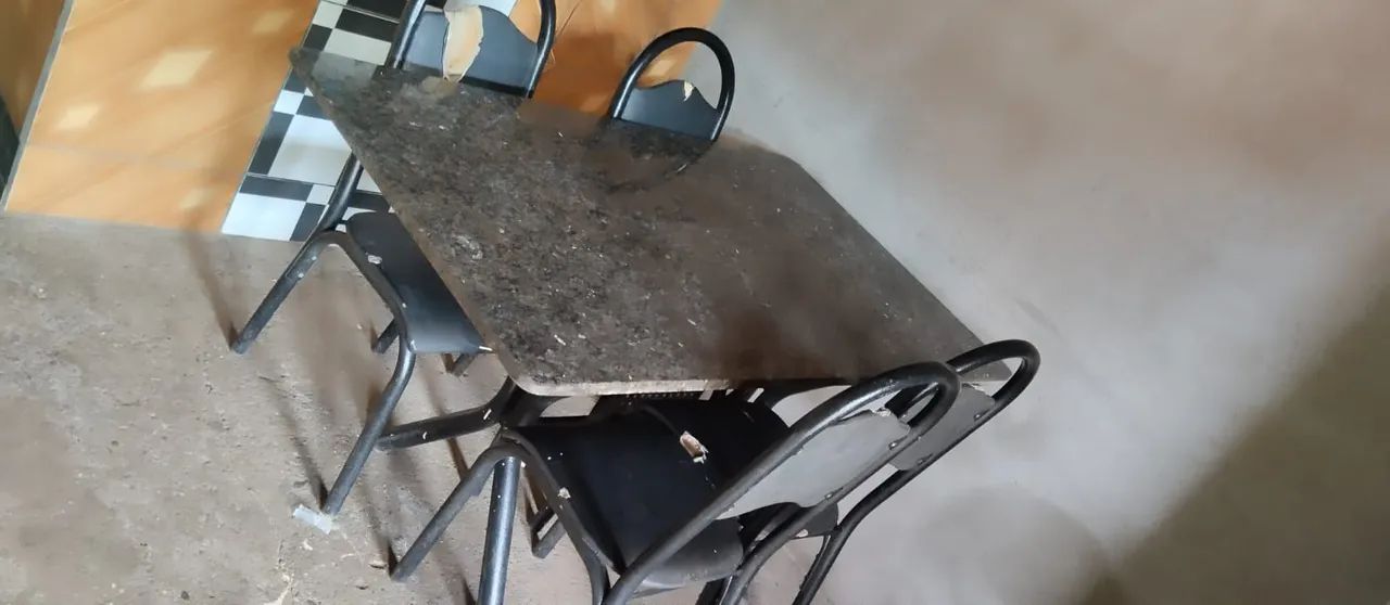 Mesa de mármore com 4 cadeiras 