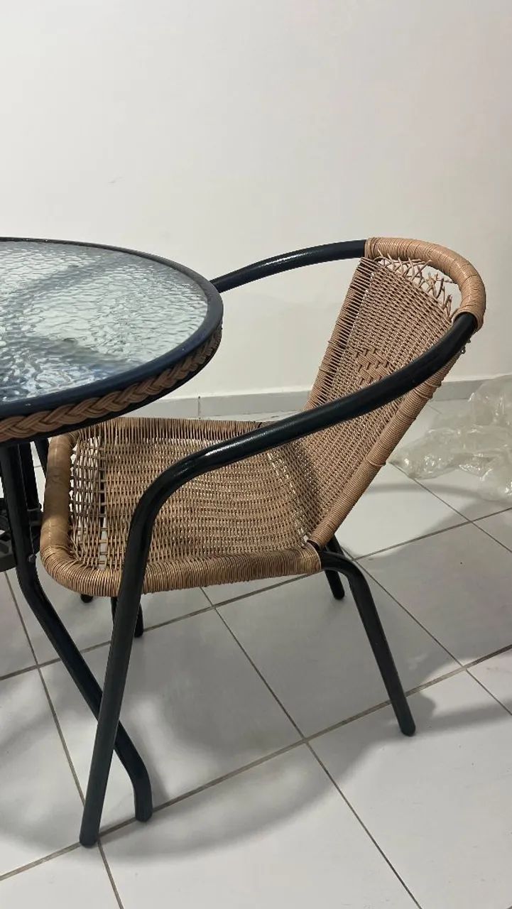 Vendo mesa redonda de vidro com 2 cadeiras - Foto 3