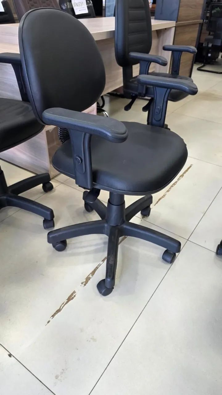 Cadeira Executiva com lâmina de aço. - Foto 3