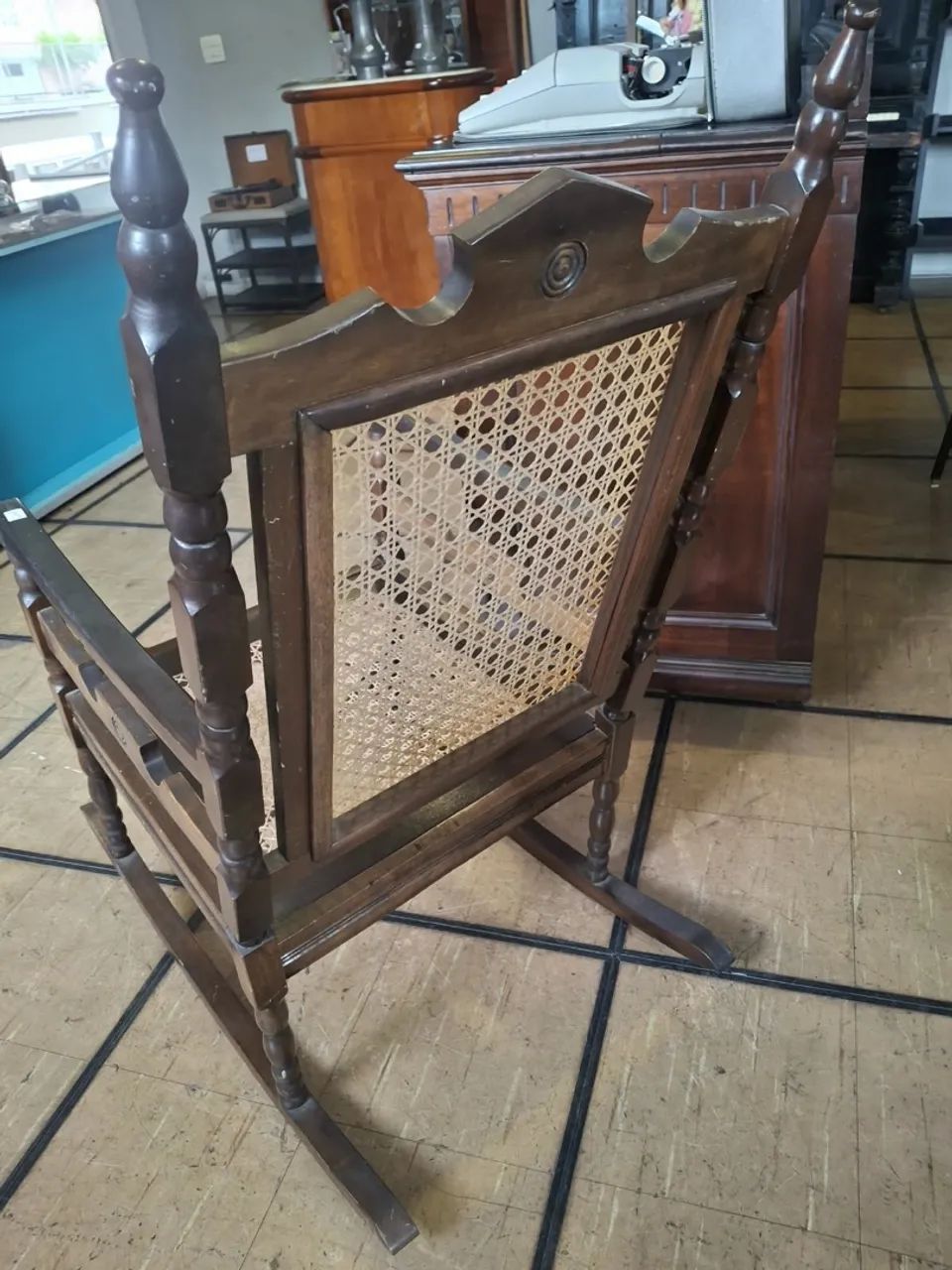 Cadeira antiga de balanço  - Foto 3