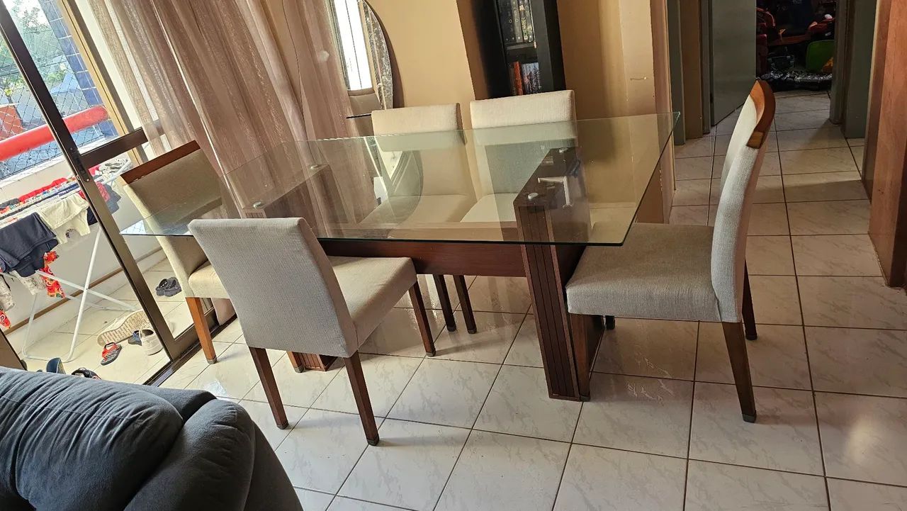 Mesa com tampo de vidro e 5 cadeiras  - Foto 2