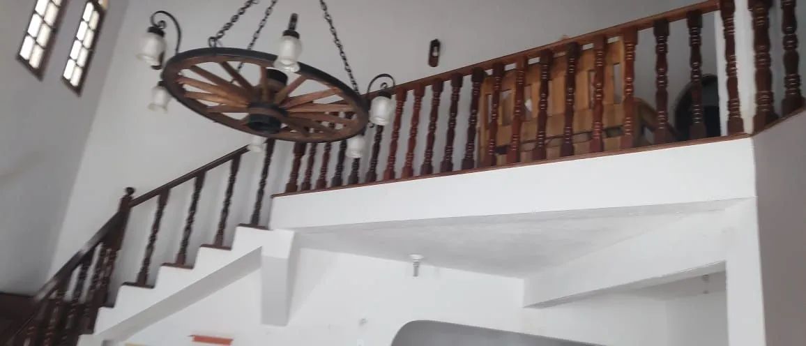 Lustre rústico, roda de carroça , seis arandelas . - Foto 3