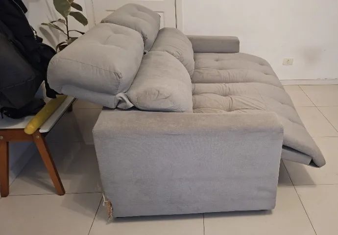 Sofá retrátil 2 lugares para sala - ótimo estado - Foto 5