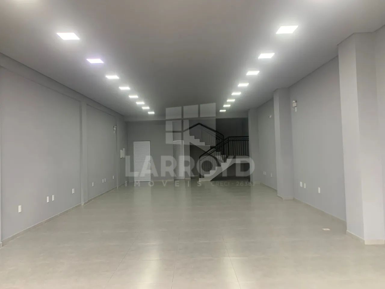 Sala Comercial Ampla para Alugar em Eixo de Fácil Acesso - Foto 2