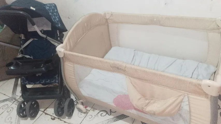 Carrinho de bebê e cercadinho 