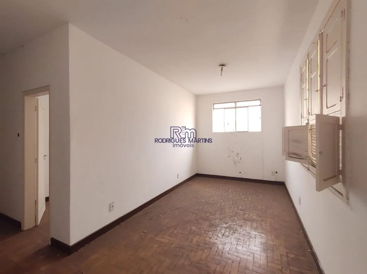 Vende Apartamento com 03 quartos no Caiçara