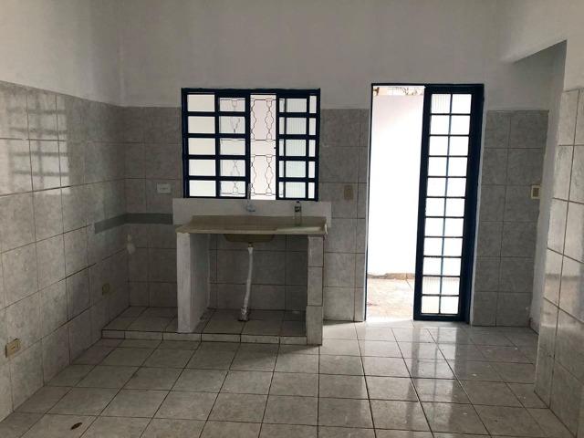 Alugo casa com ótima localização - Foto 2