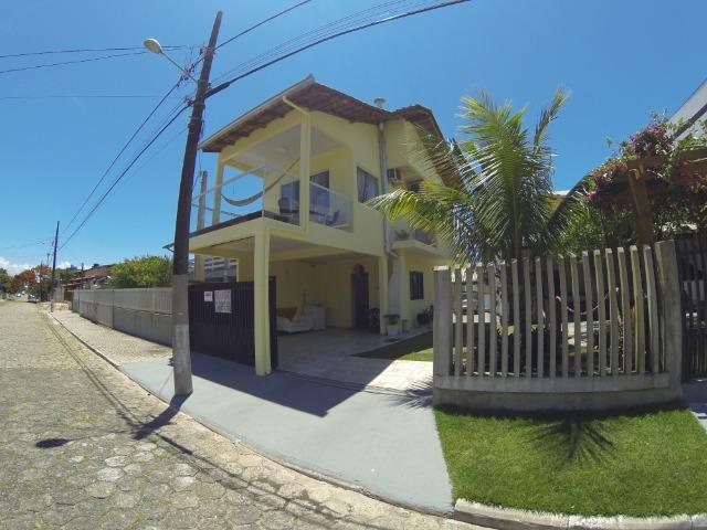 Sobrado a 70 mts da praia da Enseada com ar e Wifi