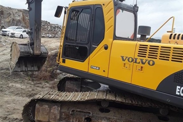 Escavadeira Volvo EC240 