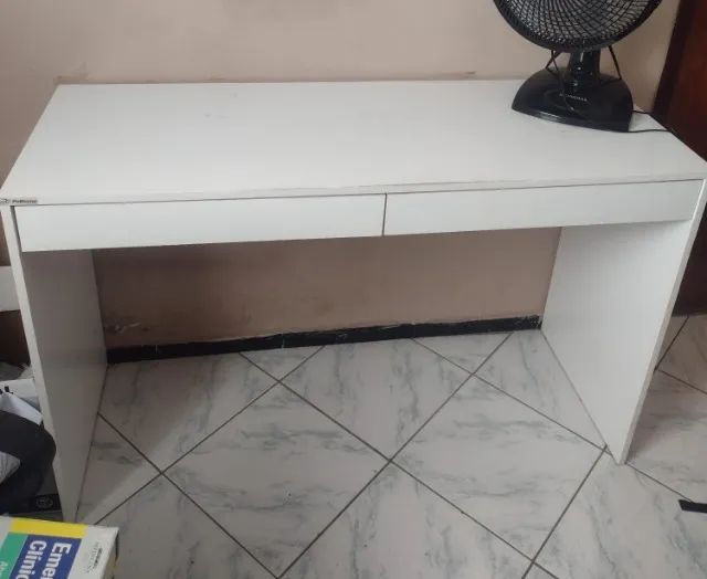 Escrivaninha em ótimo estado no CARIRI