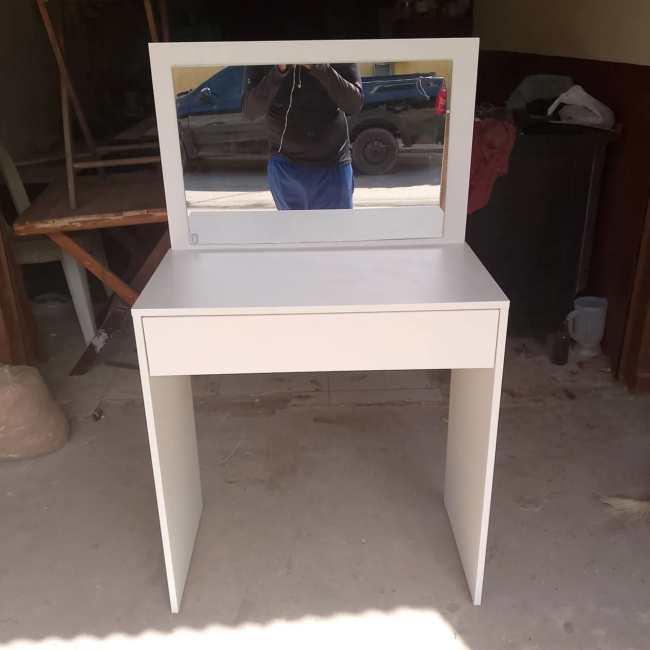 Mesa de penteadeira branca com espelho