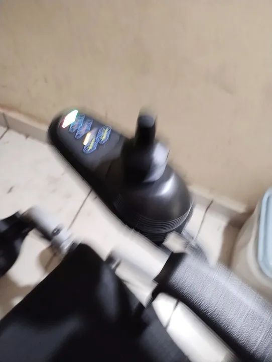 Cadeira de roda motorizada Dellamed D1000 dobrável  - Foto 6