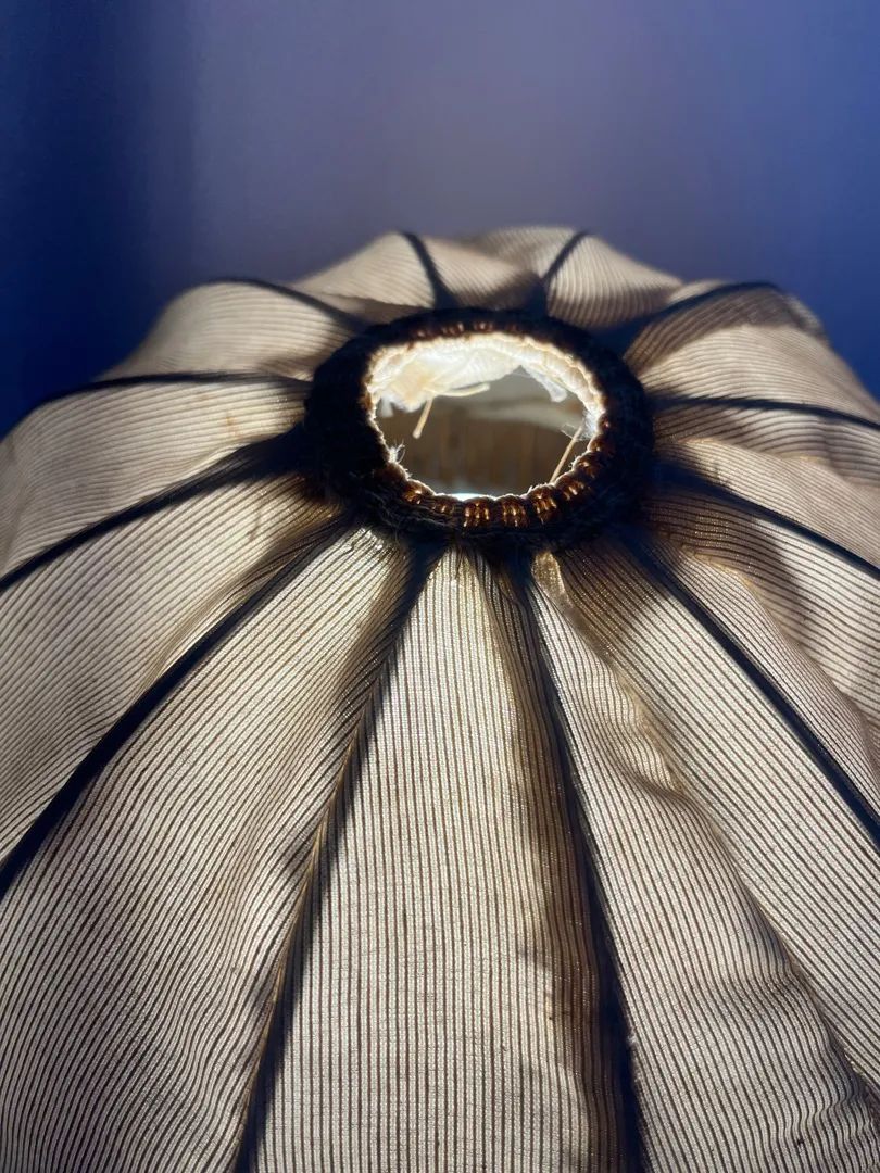Luminária de mesa com casal de crianças em balanço - Foto 2