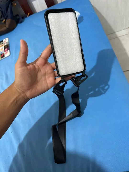Capa iPhone 15 Pro Max com Alça - Foto 6