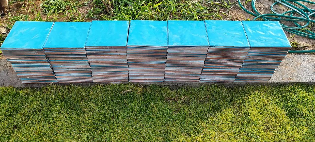 Azulejo piscina onda verde mar marca Eliane 20x20cm