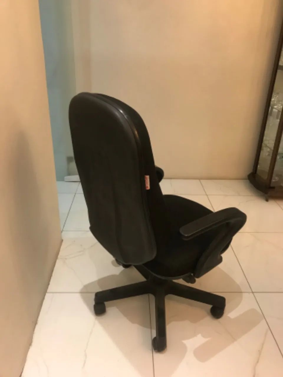 Cadeira preta giratória para escritório salão casa escolas faculdades e etc da cabaletti  - Foto 5