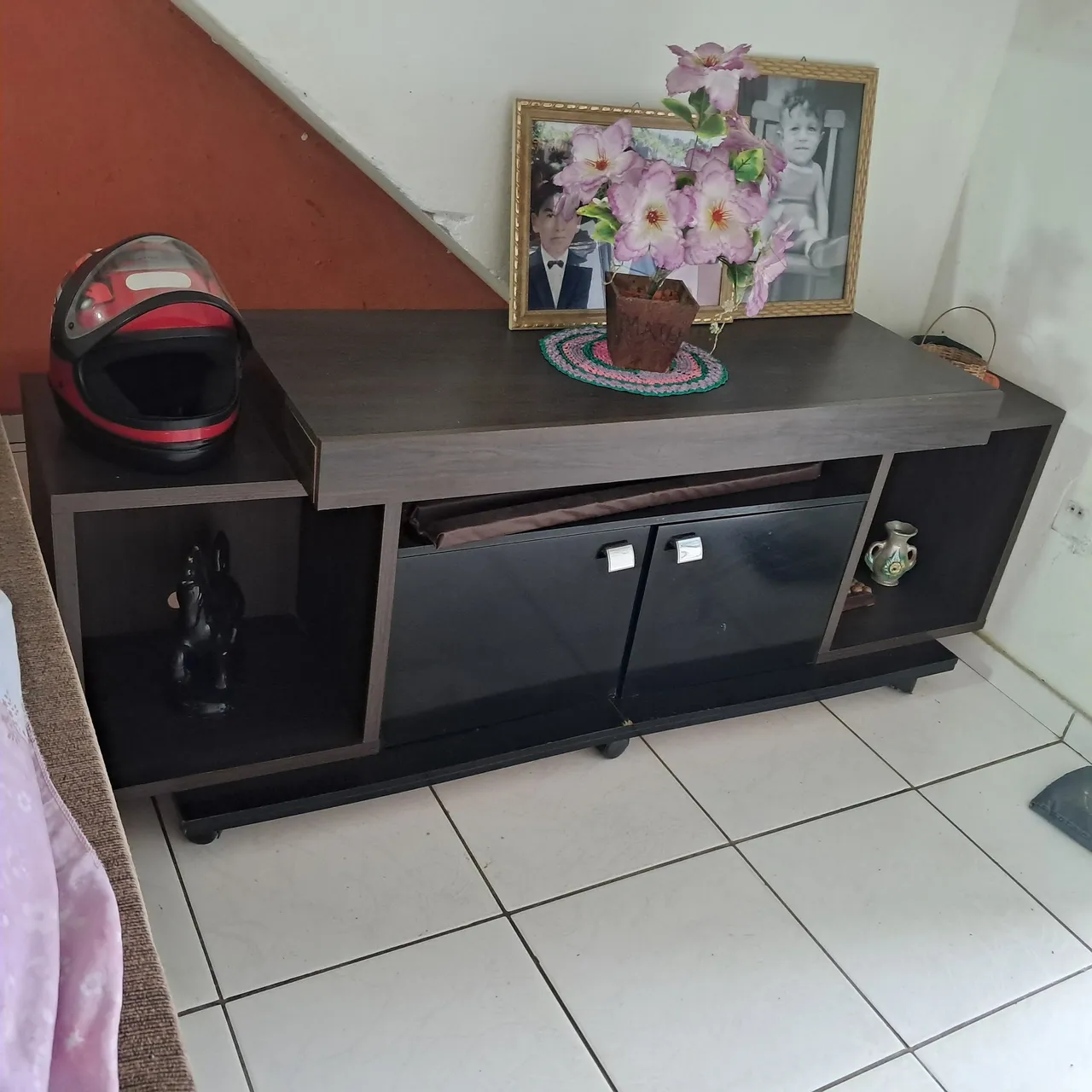 Rack para TV com 2 portas e 2 prateleiras
