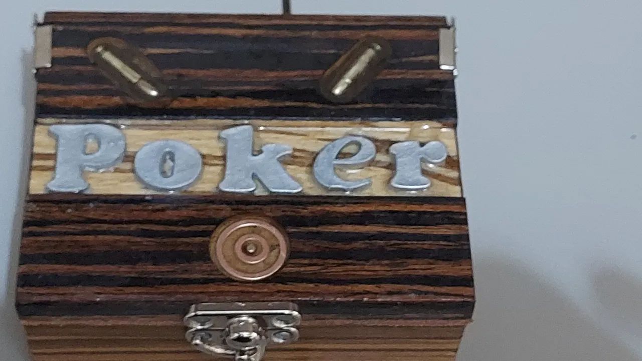 Caixa de madeira forrada em couro com baralho para jogo de poker