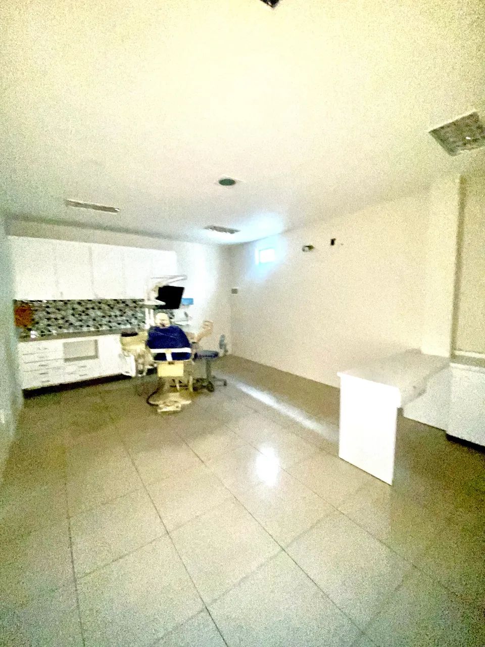 Aluga-se excelente sala para consultório mobiliada e bem localizada e com ótima estrutura  - Foto 2