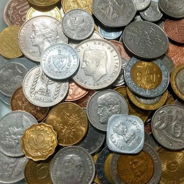 Lote com 100 Moedas Estrangeiras Antigas - Foto 2