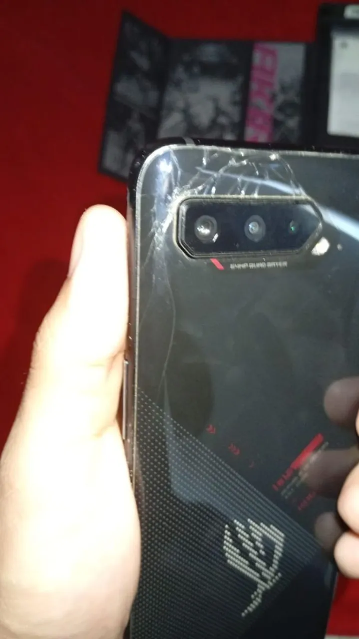Rog phone 5s nunca foi trocado nada único defeito é botão ta meio ruim pra ligar e desliga