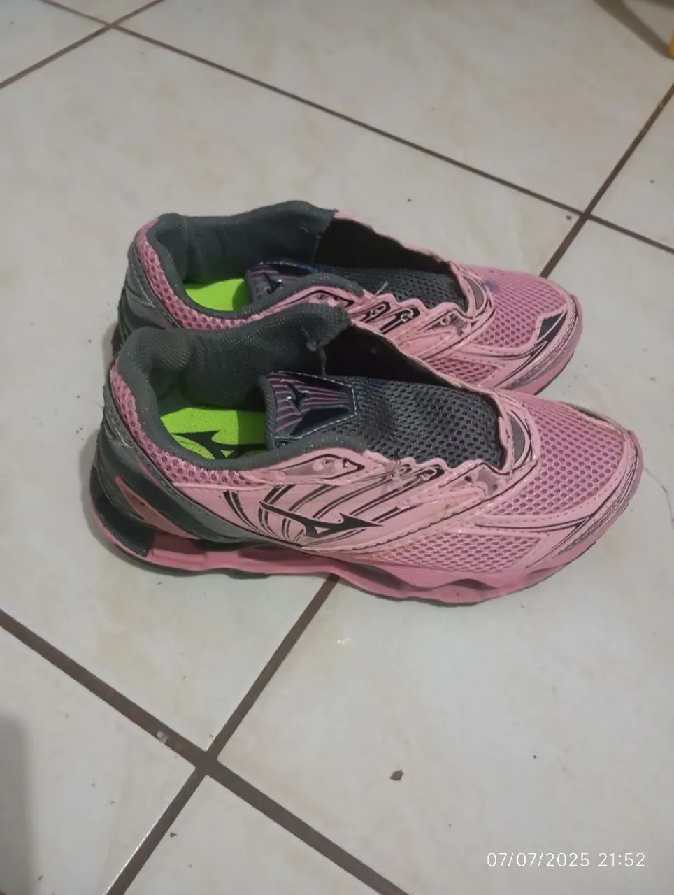 Vendo ou troco tênis da mizuno original por boné fechado preto de preferência 