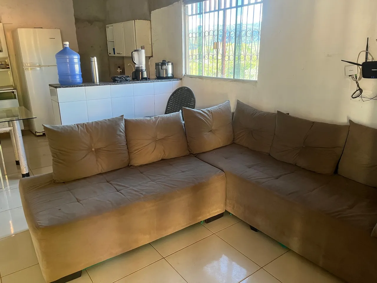 Sofá de canto espaçoso e confortável