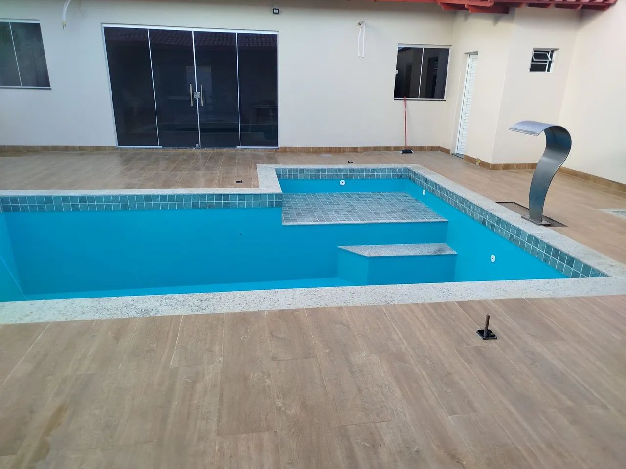 Piscina nova em casa moderna