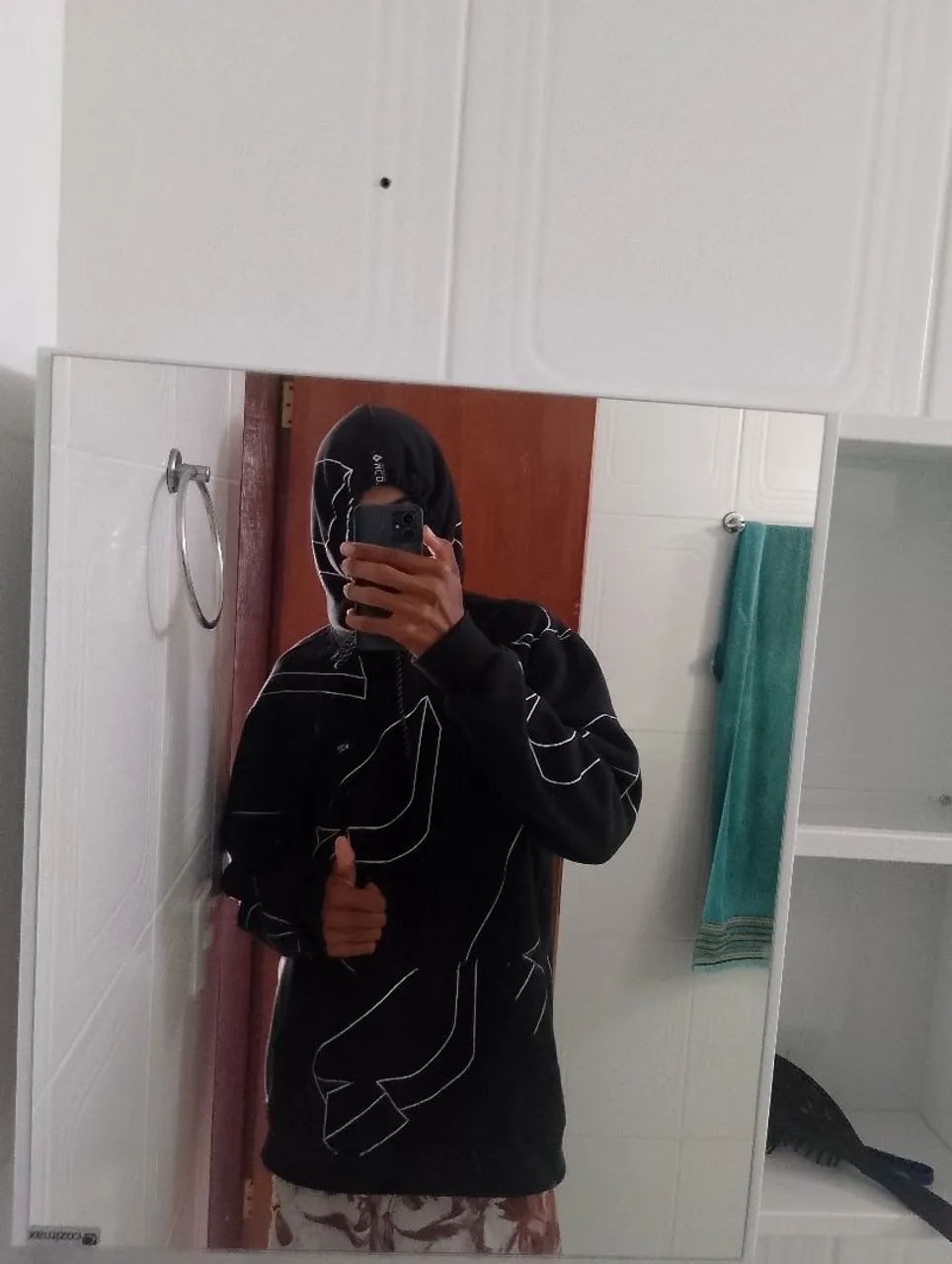 Blusa de Moletom Preta com Design Moderno