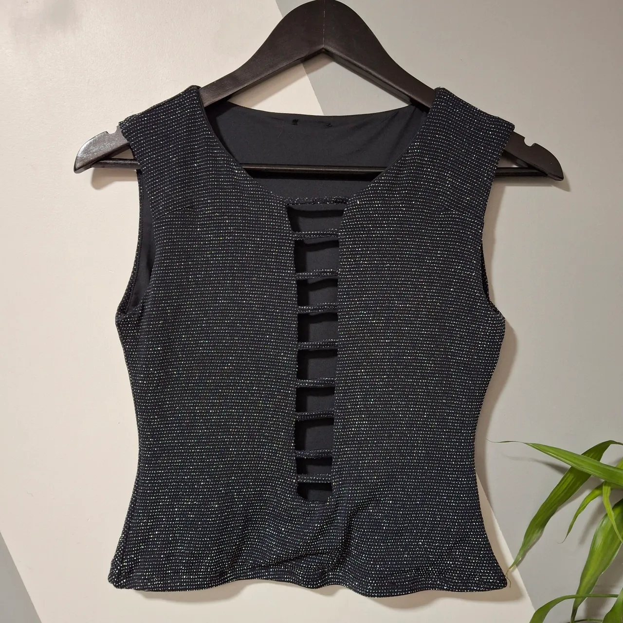 Top preto com detalhes brilhantes e recorte frontal
