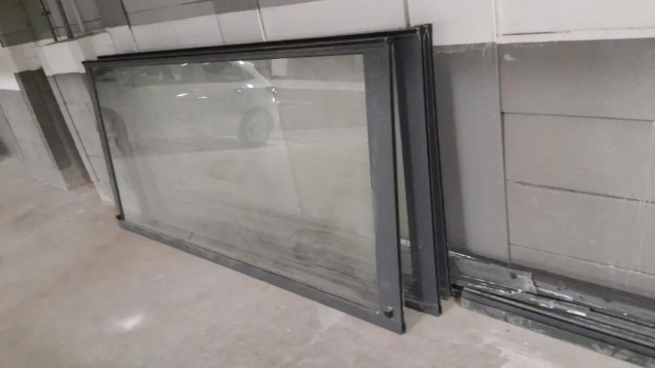 Porta de vidro e alumínio para sacada - Foto 2