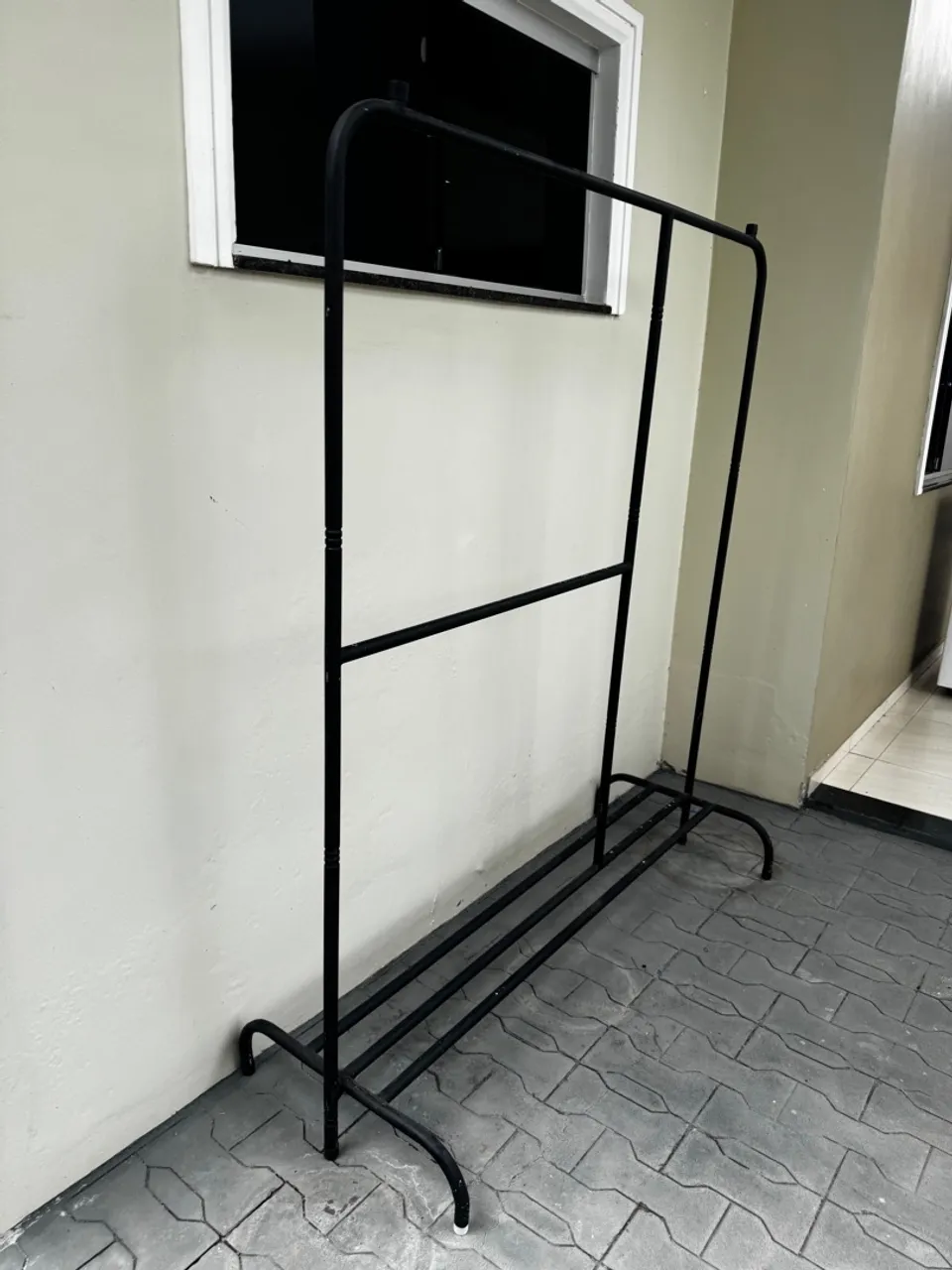 Arara de Roupa em Metal Preto