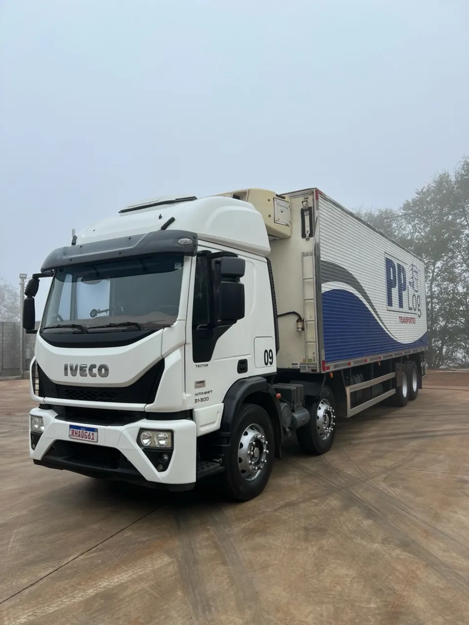 IVECO TECTOR 31300 BiTruck 2021 Câmara Fria