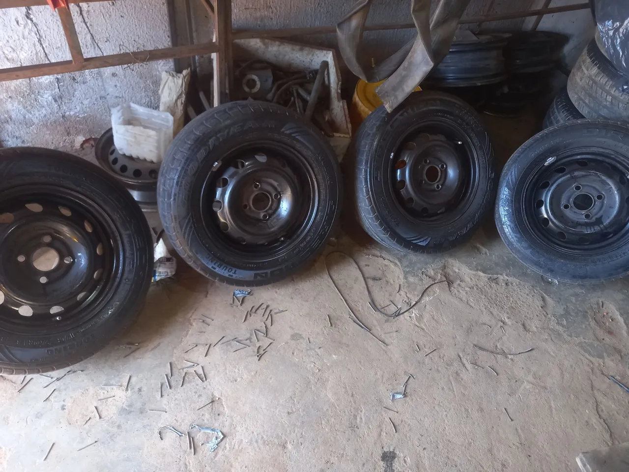 Rodas 13 GM Otimas pneus Goodyear