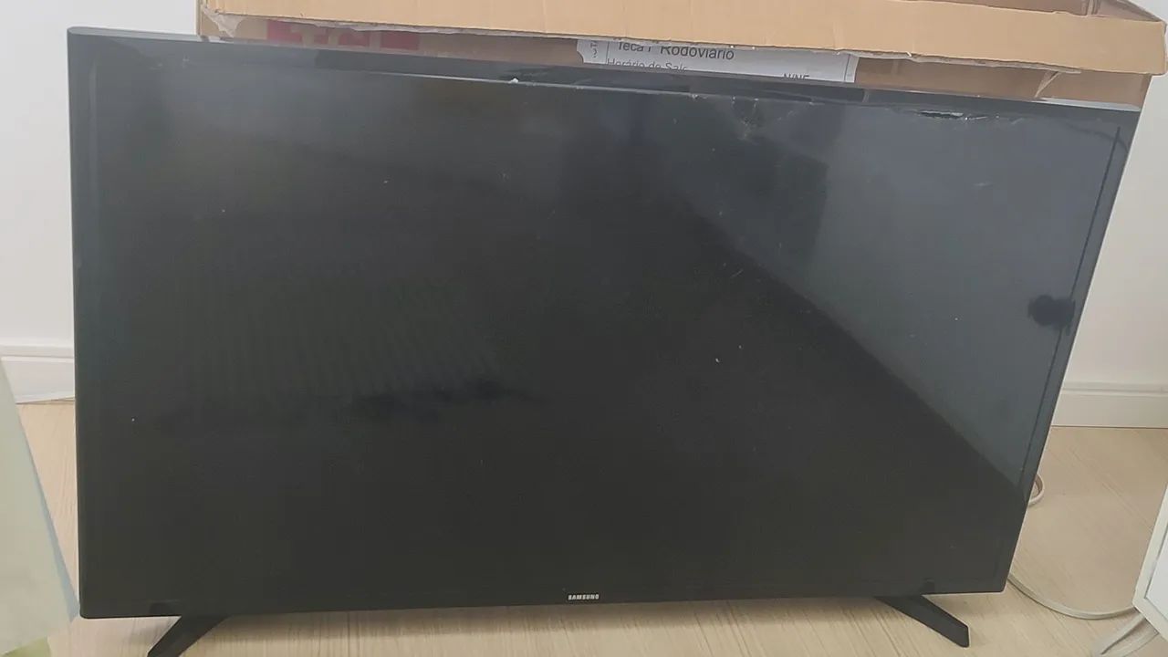 TV Samsung 40' com tela quebrada - para retirada de peças  - Foto 2