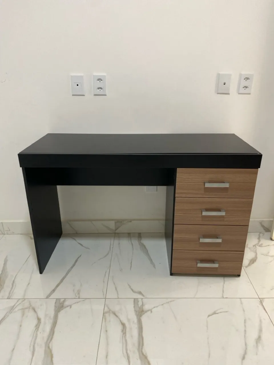 Escrivaninha com gavetas - Design moderno