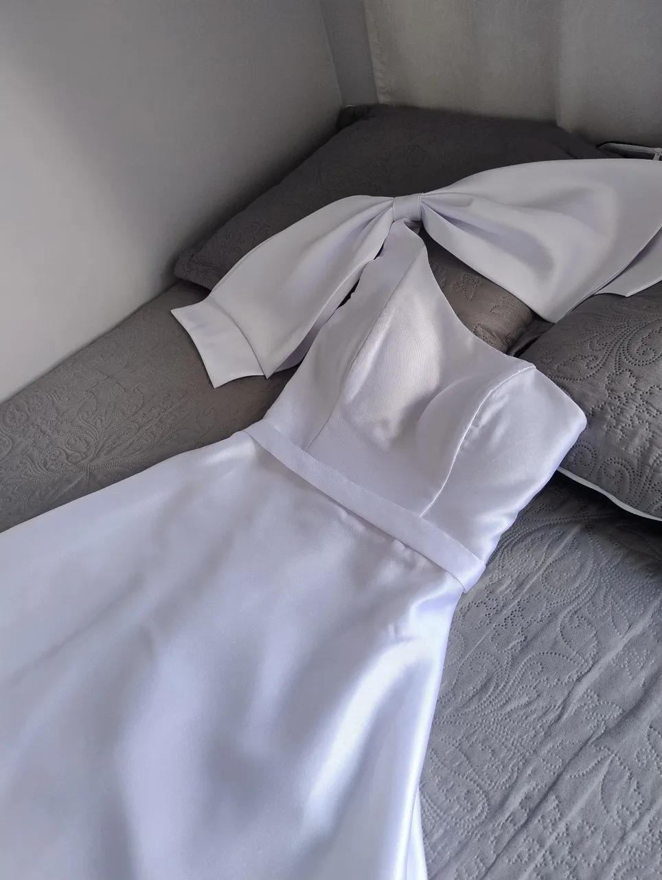 Vestido de noiva branco com laço