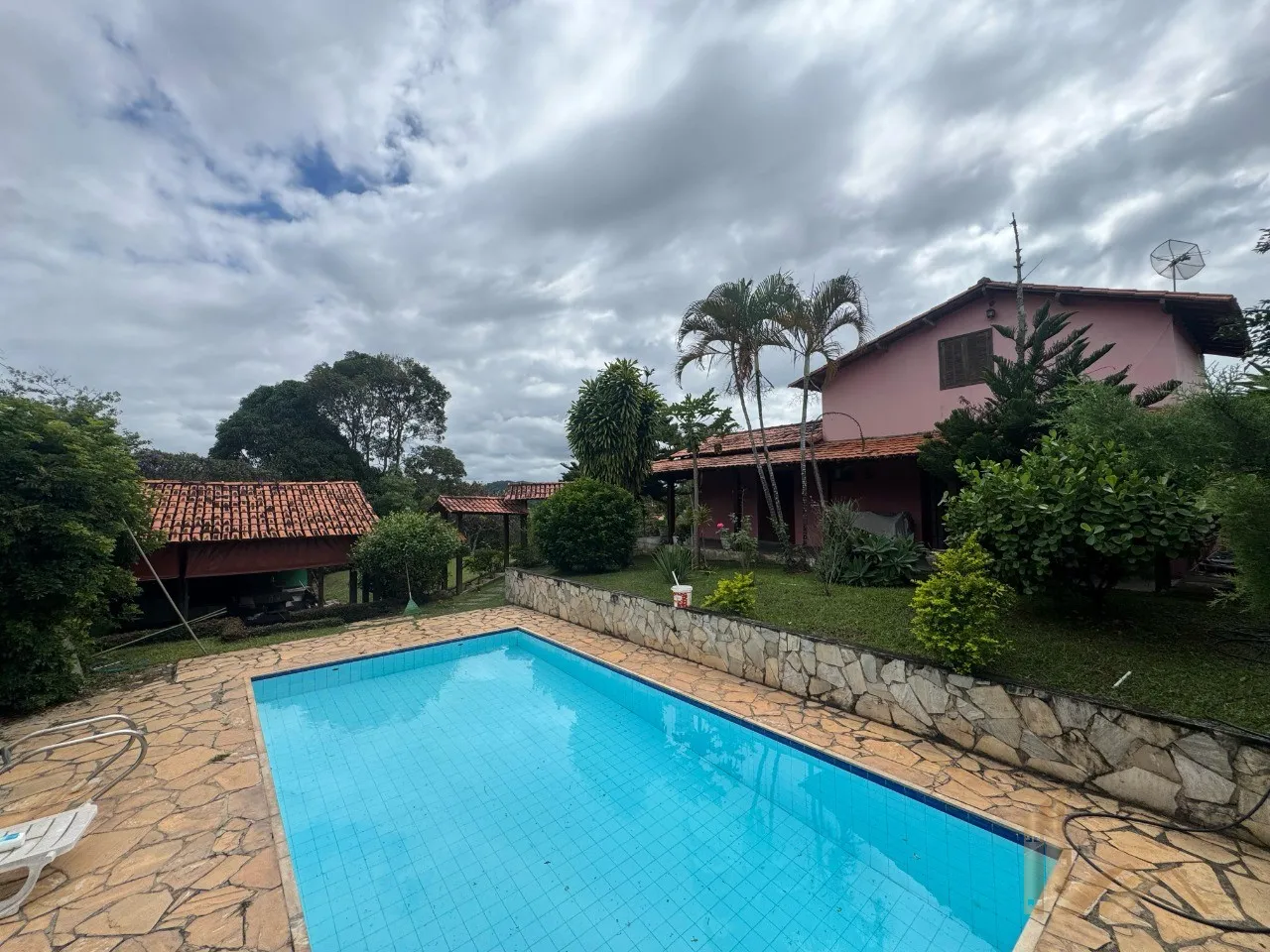 SÍTIO EM CONDOMÍNIO FECHADO DISPONÍVEL PARA LOCAÇÃO, 5 QUARTOS SENDO 3 SUÍTES, 3.300M² POR